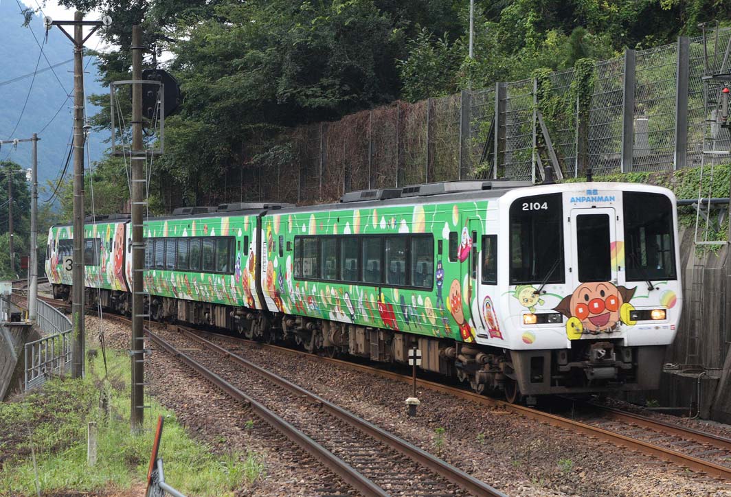 土讃線小歩危駅入線　2000系特急「南風」（アンパンマン列車）