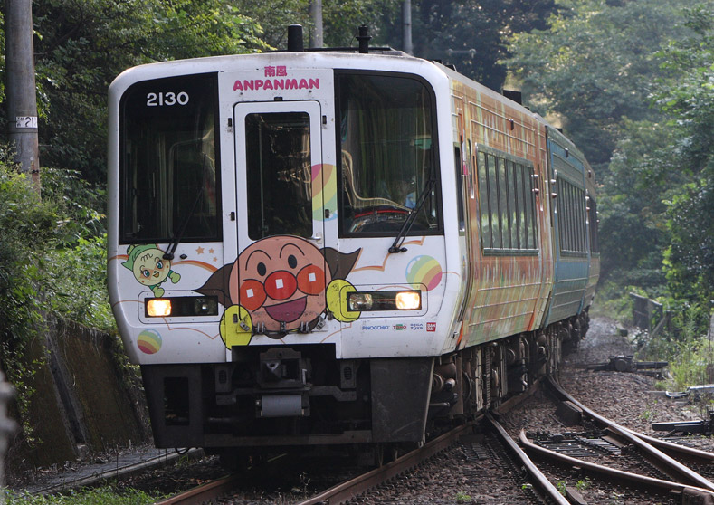 土讃線大歩危駅入線　2000系特急「南風」（アンパンマン列車）