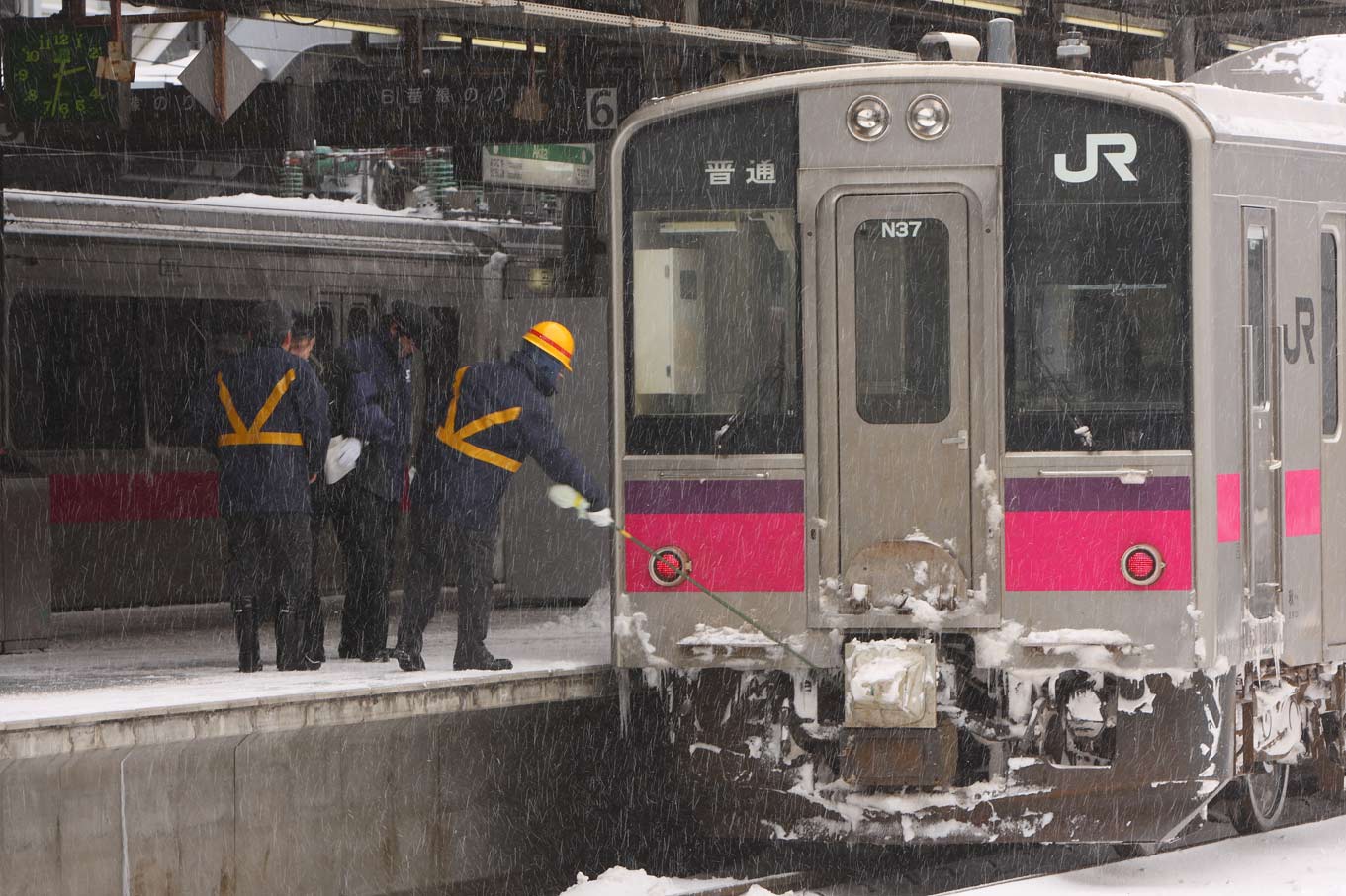 青森駅　701系普通列車