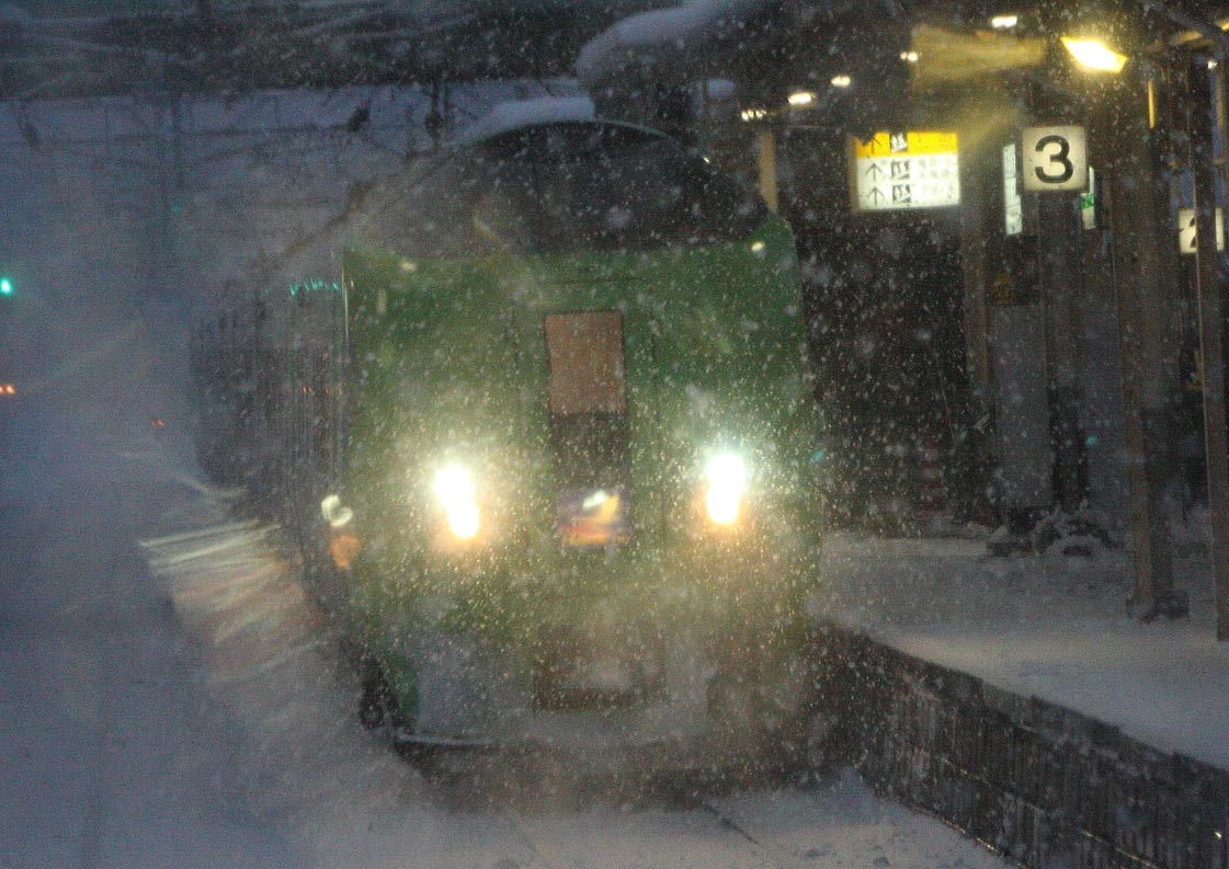 東北本線野辺地駅　789系100番台特急「スーパー白鳥」