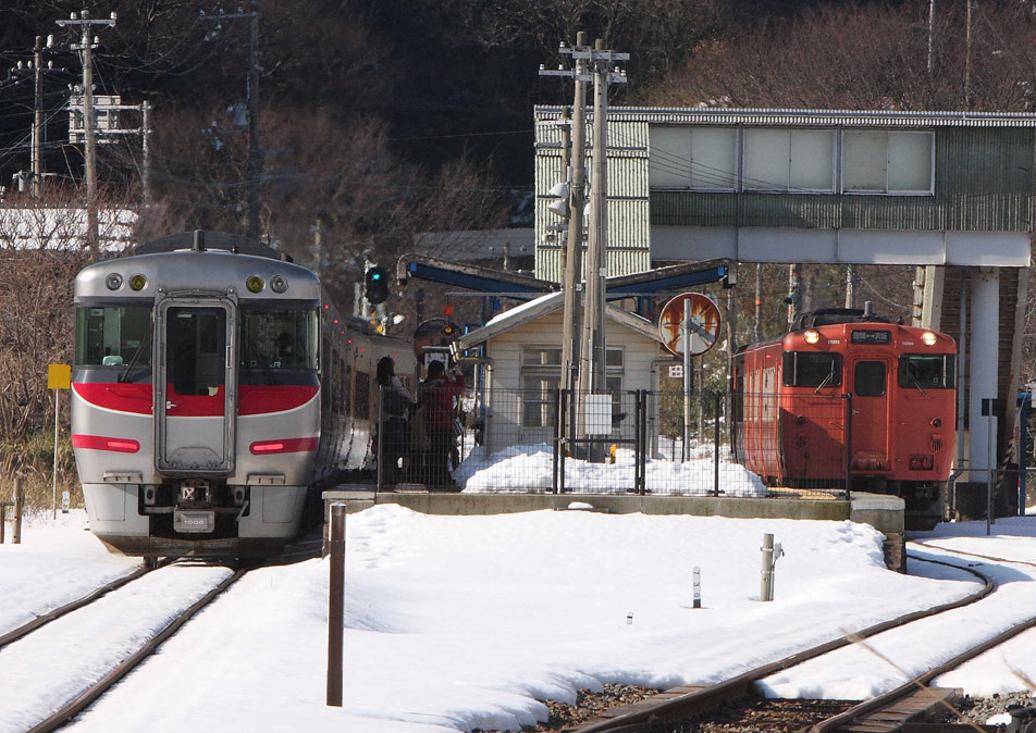 山陰本線佐津駅　キハ189系特急「はまかぜ」