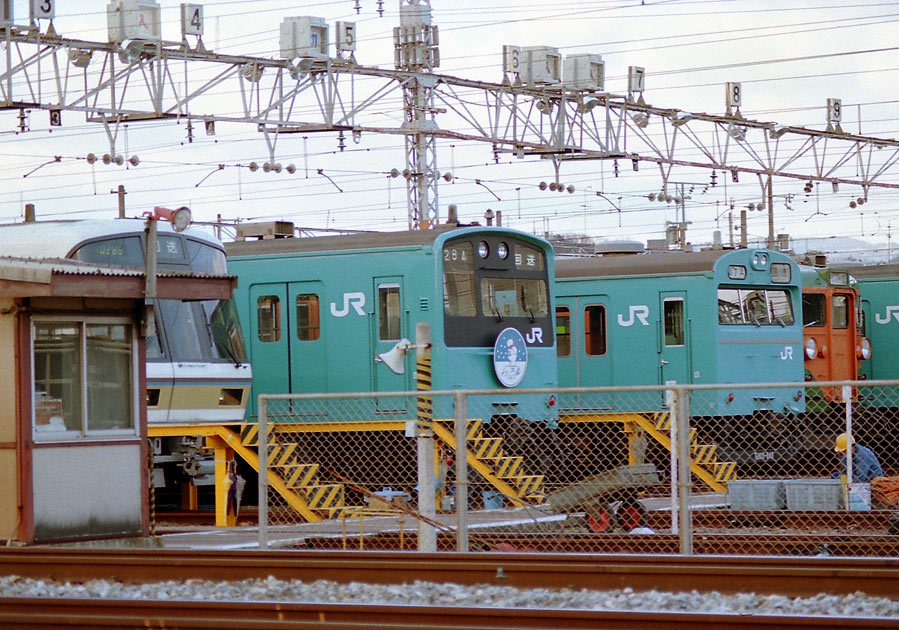 東海道本線高槻電車区 左から221系、103系、103系、113系