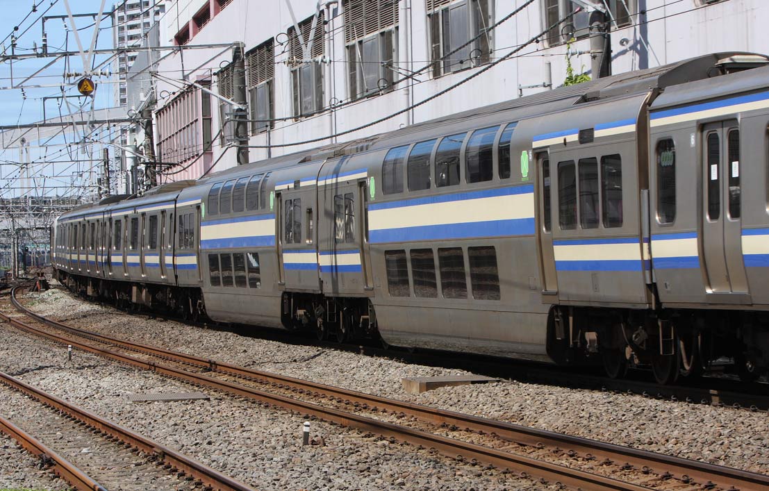 横須賀線保土ヶ谷－横浜　E217系普通列車のグリーン車（サロ230・231系）