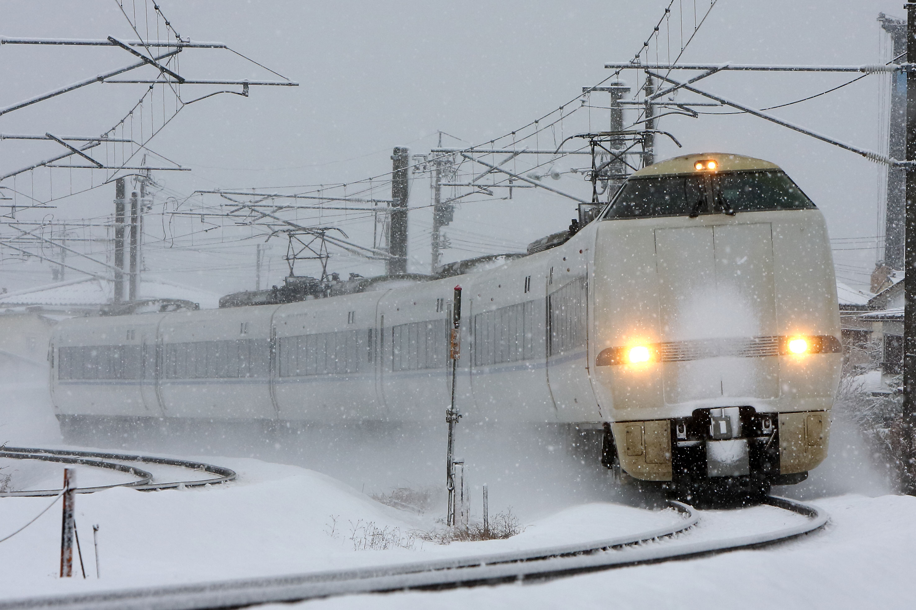 北陸本線東富山駅－水橋　683系4000番台特急「はくたか」