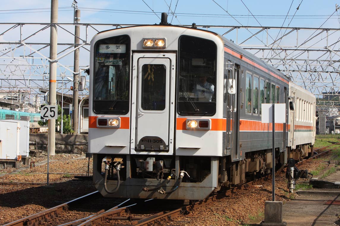 紀勢本線新宮駅構内　キハ11形普通列車