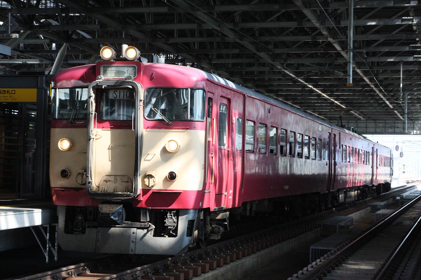 旭川駅　旧塗装に復元されたS-110編成711系普通列車