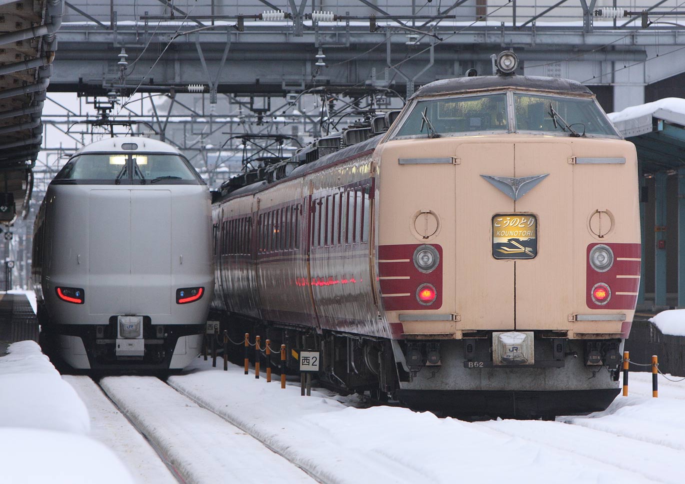 山陰本線豊岡駅　（左）287系特急「きのさき」＋（右）183系特急「こうのとり」（回送）