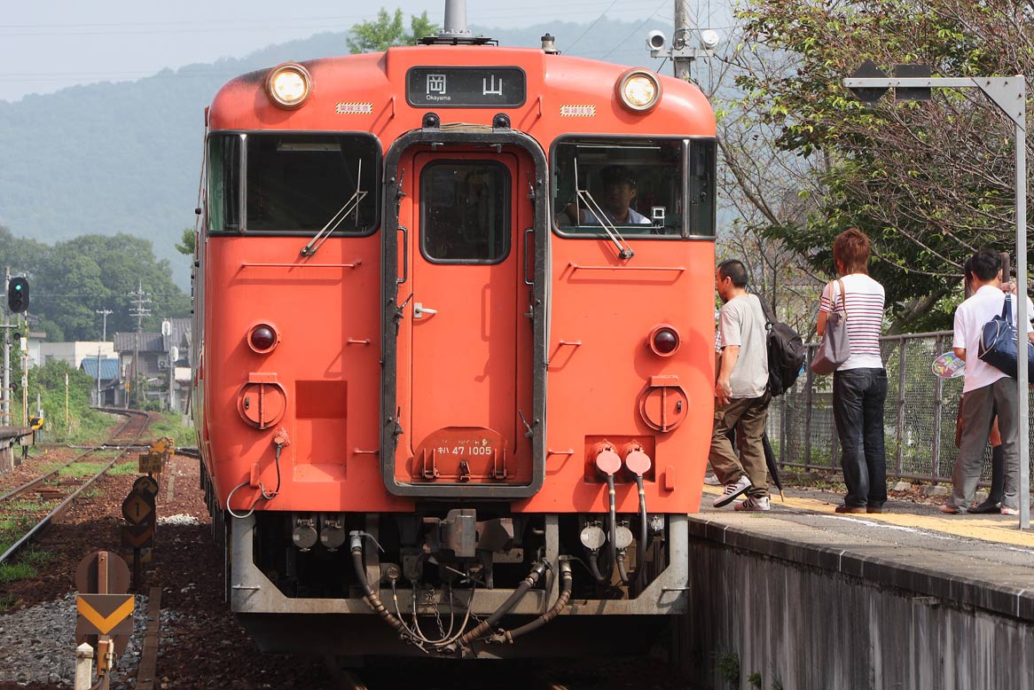 津山線牧山駅　キハ47系普通列車