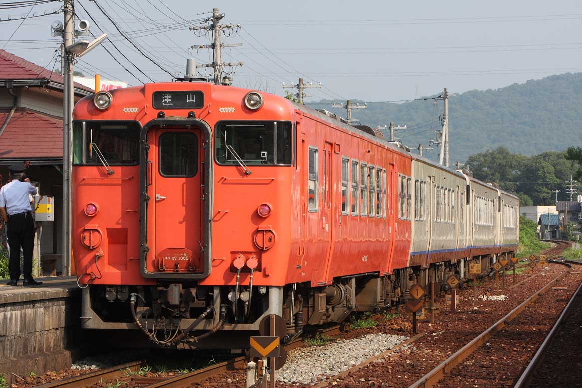 津山線牧山駅　キハ47系普通列車