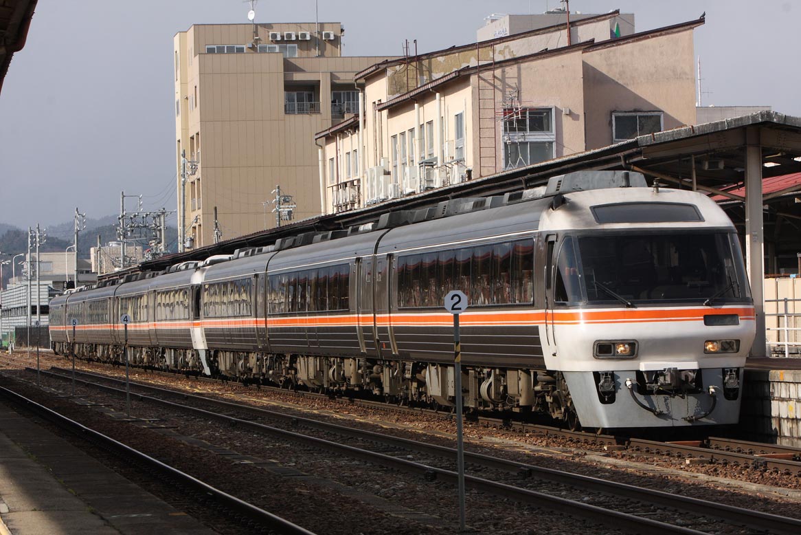 高山本線高山駅　キハ85系特急「（ワイドビュー）ひだ」