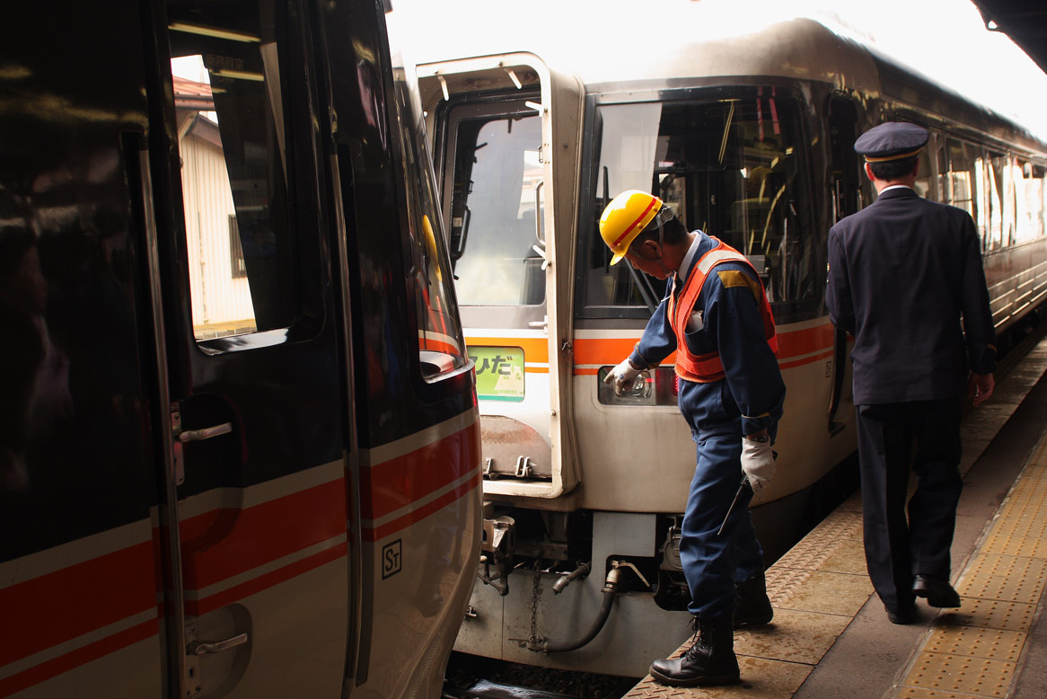 高山本線高山駅　キハ85系特急「（ワイドビュー）ひだ」