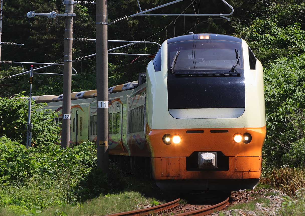 羽越本線あつみ温泉－小岩川　E653系1000番台特急「いなほ」