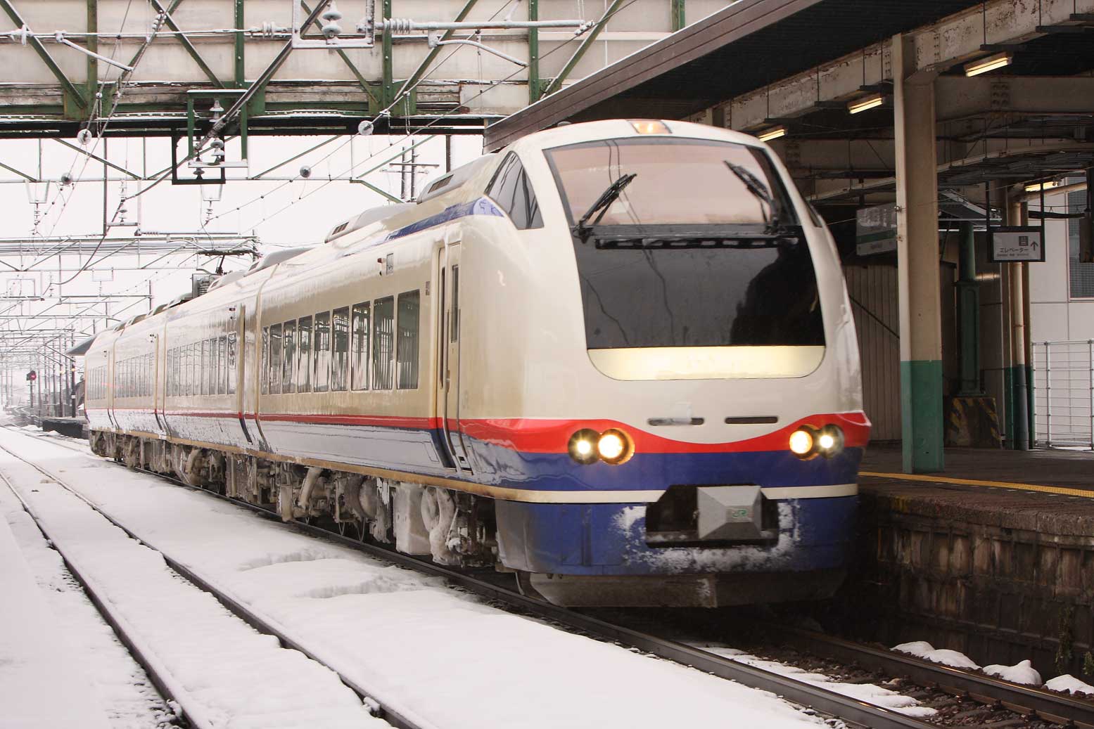 信越本線東三条駅　E653系1100番台　通勤ライナー「おはよう信越」